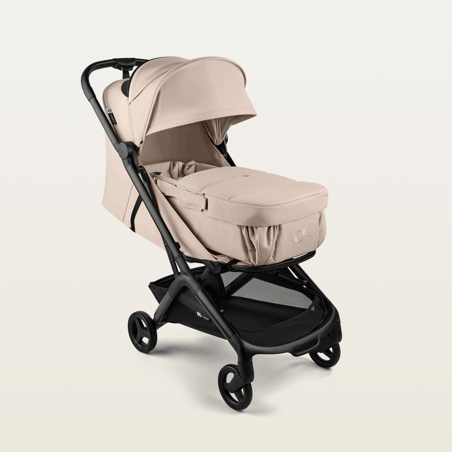 バガブー バタフライ 2 トラベルストローラーに取り付けられたバガブー ベビーネスト。 どちらもデザートトープのファブリックを使用している。