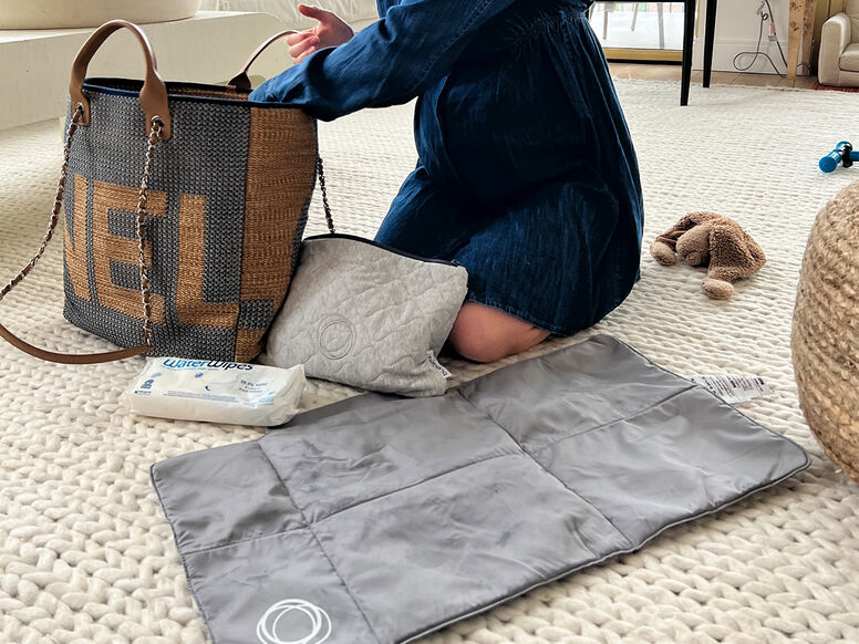 Mom with Bugaboo changing clutch
