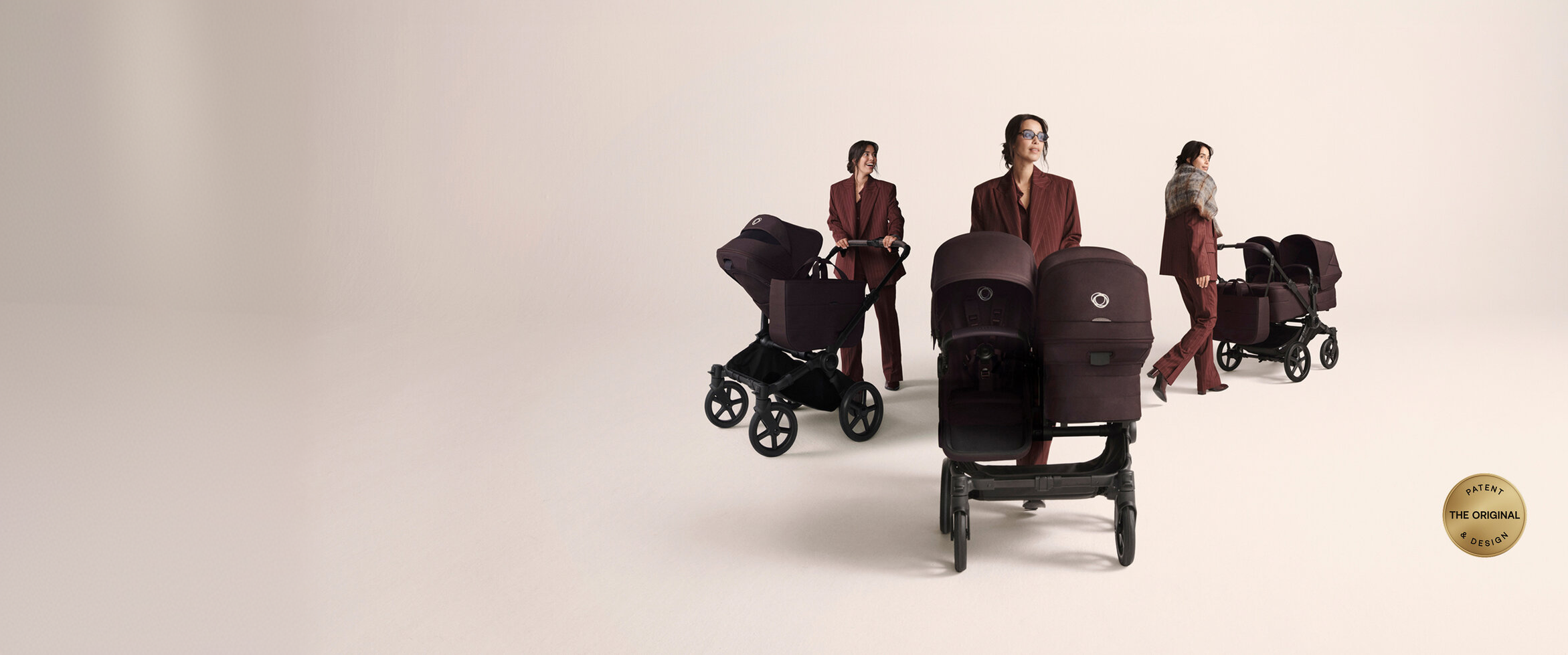 Eine Mutter in drei verschiedenen Szenen. In jeder Szene steht sie mit einem anderen Bugaboo Donkey 6 Kinderwagen da: als Einzel-, Doppel- oder Zwillingswagen.