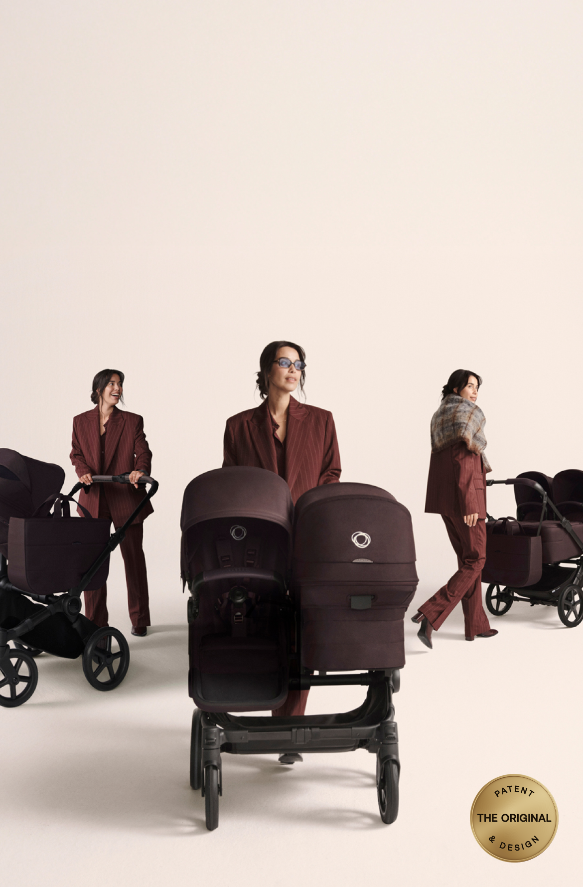 En mamma i tre olika scener. I varje scen står hon med olika konfigurationer av Bugaboo Donkey 6-vagnen: enkel, syskon, Twin.