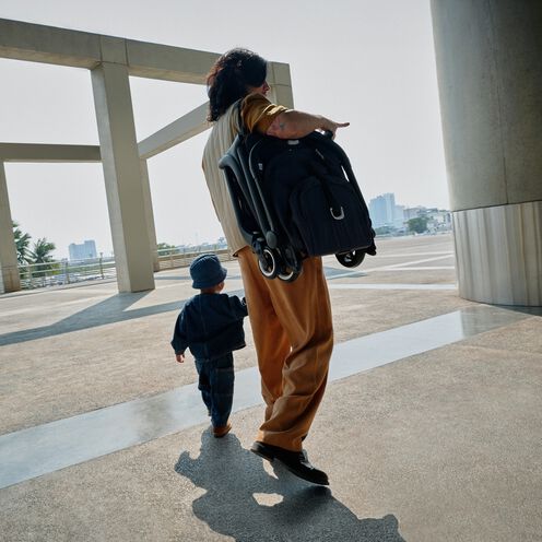 Trasportare il passeggino Bugaboo Butterfly con la tracolla.