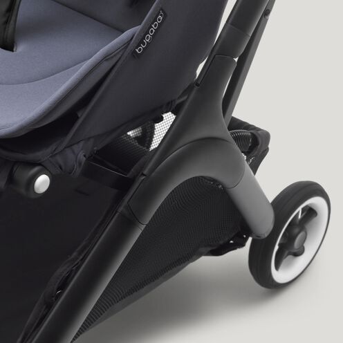 Spingere facilmente il passeggino Bugaboo Butterfly sul marciapiede.