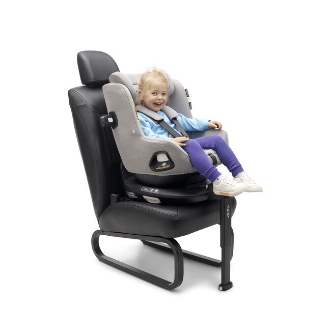 A happy toddler safely seated in the Bugaboo Owl by Nuna with 360 ISOFIX Base. - Main Image Slide 12 van 17