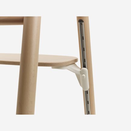 Footrest of the Bugaboo Giraffe chair in neutral wood/white.