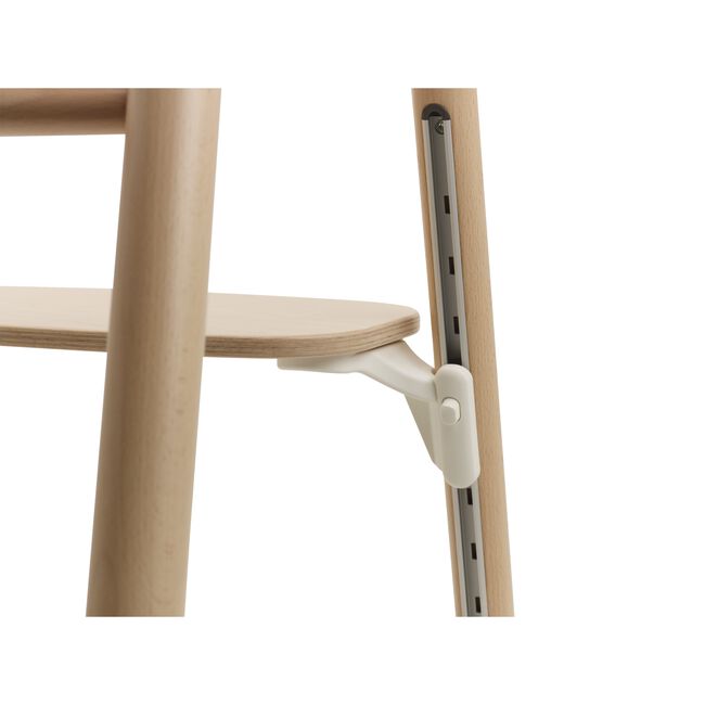 Footrest of the Bugaboo Giraffe chair in neutral wood/white.