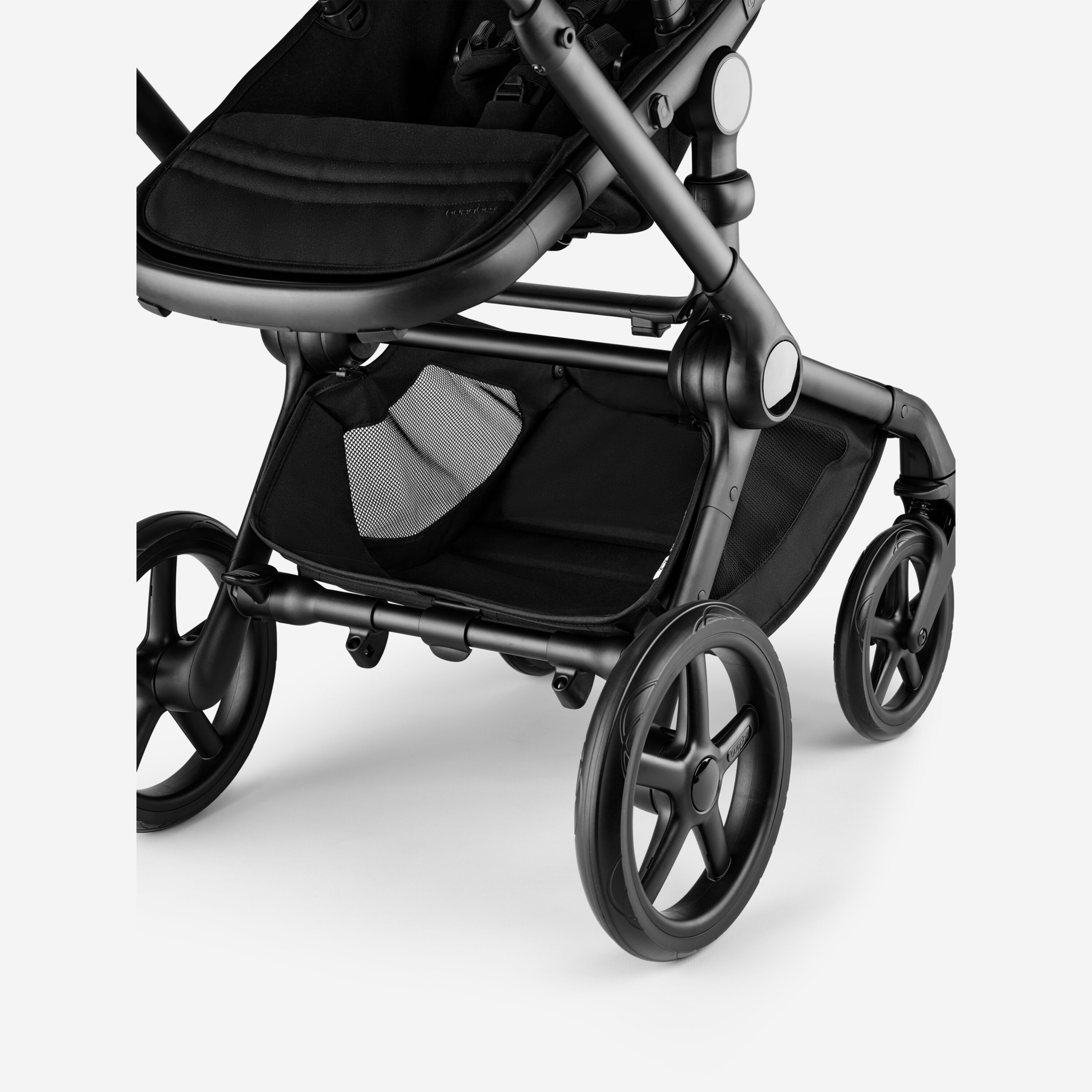 Zoom sur le grand panier sous siège et les roues tout-terrain de la poussette Bugaboo Fox 5 Renew.  - Main Modal Image Slide 5 of 12