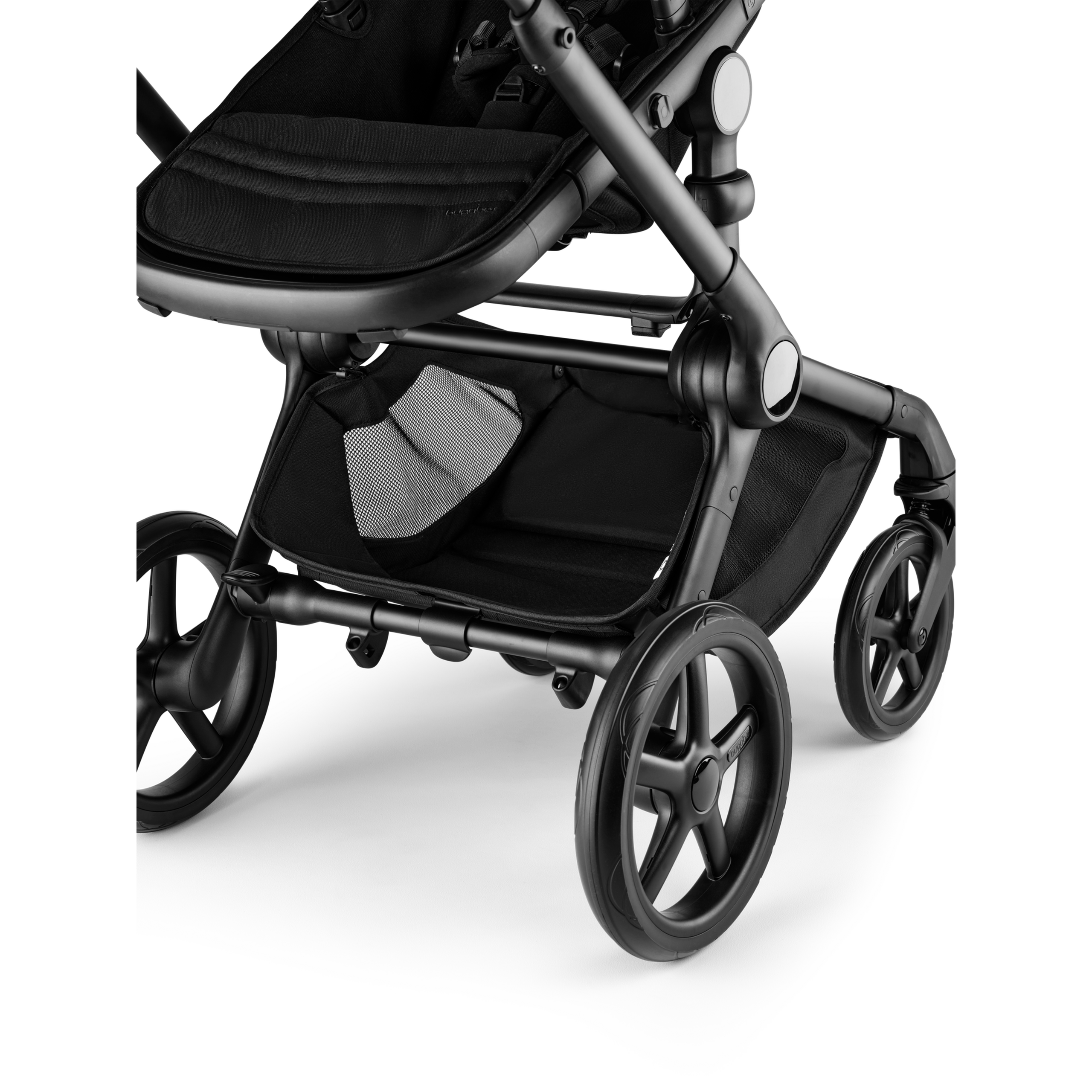 Un primer plano de la cestilla de compras extra grande y de las ruedas todoterreno del carrito Bugaboo Fox 5 Renew.  - Thumbnail Slide 5 of 12