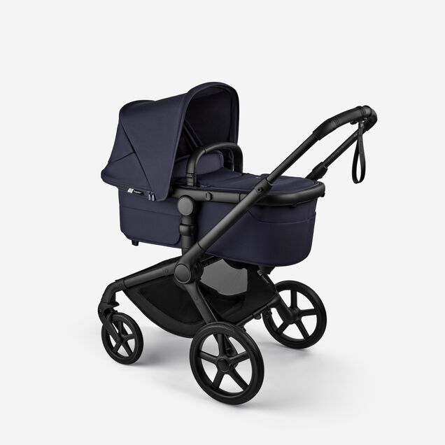 Poussette nouveau-né Bugaboo Fox 5 Renew avec nacelle, châssis noir, habillages Pur indigo, capote Pur indigo. - Main Image Slide 2 of 12