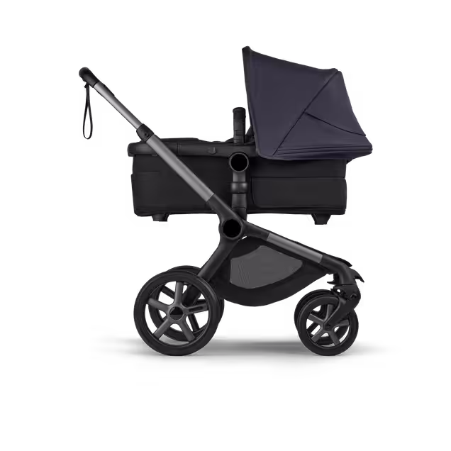 부가부 폭스 5 리뉴 배시넷 디럭스 유모차(그래파이트 섀시, 헤리티지 블랙 패브릭, 및 딥 인디고 썬 캐노피 포함). - Main Image Slide 2 of 12