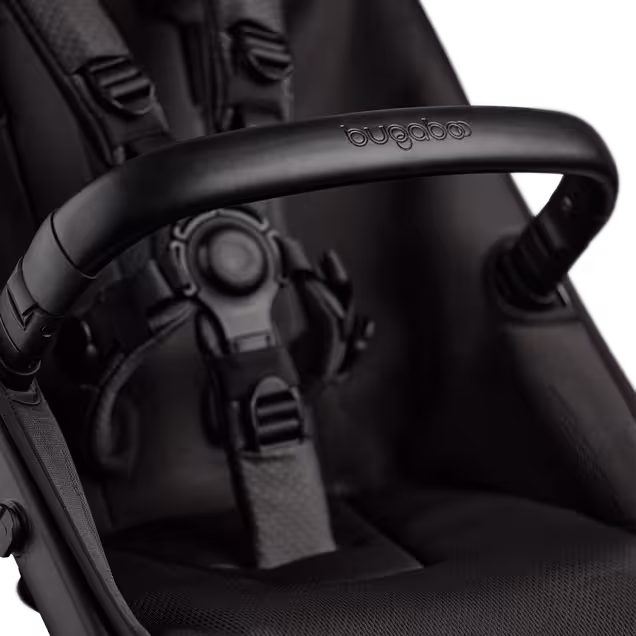 ブラック ムーンライト配色のバガブー フォックス 5 ノワール限定エディションのバンパーバーとシートのクロースアップ。 - Main Image Slide 13 of 15