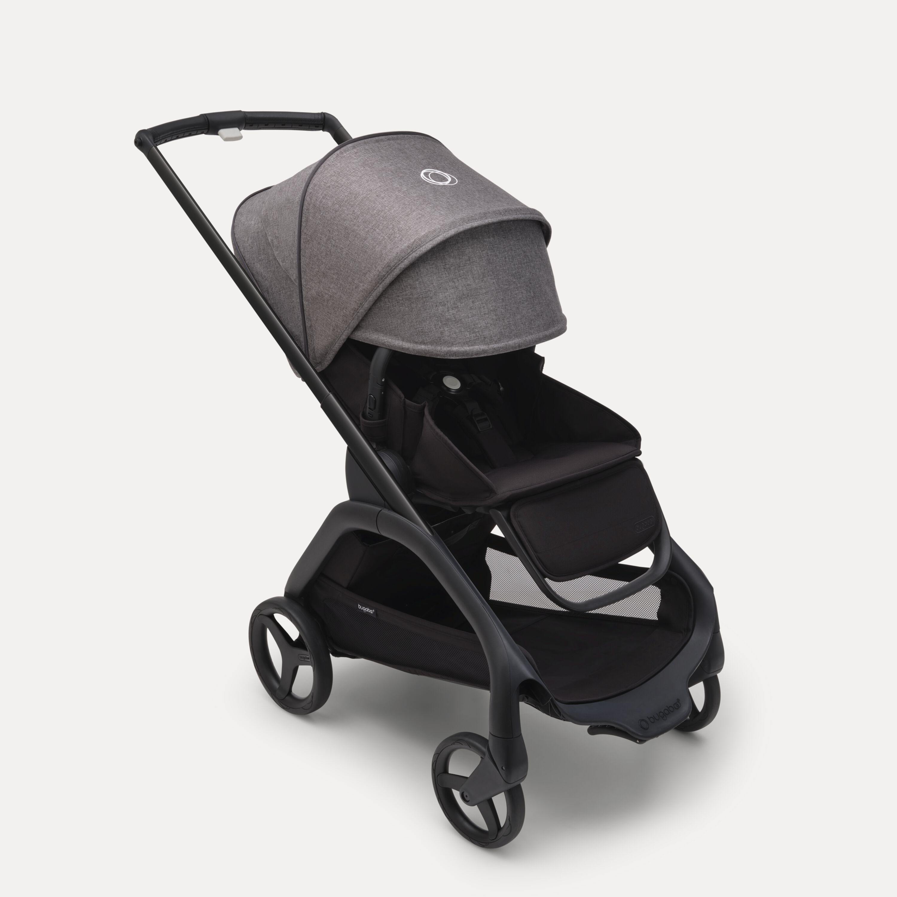 Carrito con silla Bugaboo Dragonfly con chasis negro, fundas negro medianoche y capota gris melange. La capota está completamente extendida. - Main Modal Image Slide 3 of 16