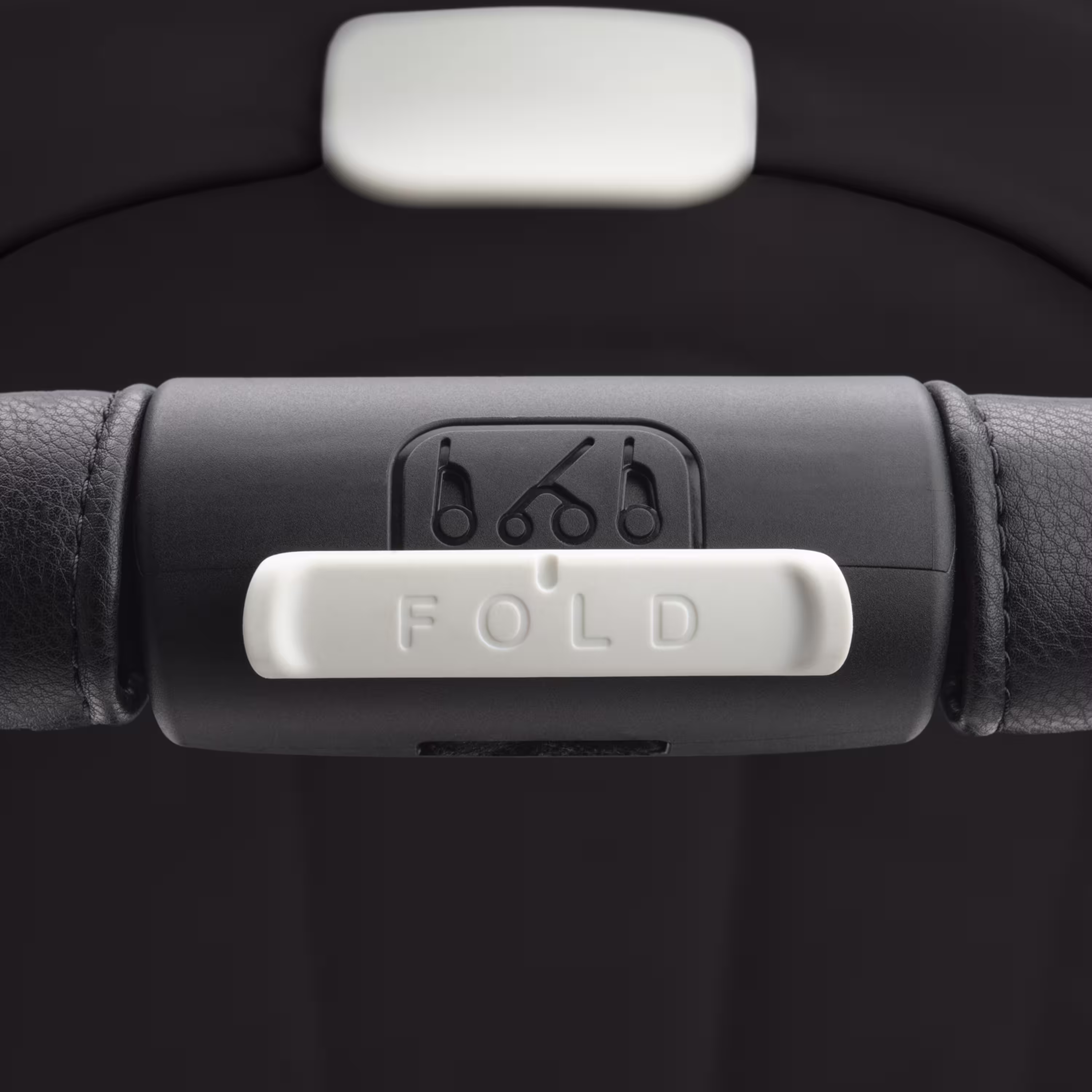 Close-up op van de duwbeugel van de Bugaboo Dragonfly kinderwagen, met focus op de grote witte knop voor inklappen. - Main Modal Image Slide 14 van 16