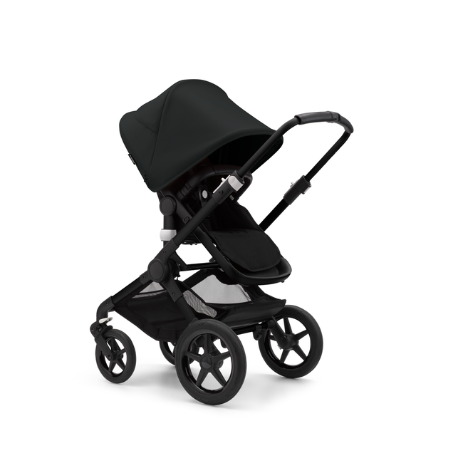 Bugaboo Fox 3 barnvagn med sittdel med svart ram, svart klädsel och svart sufflett.