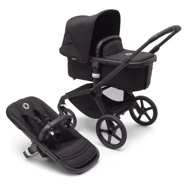 Bugaboo Fox 5 Liegewanne und Sitzkinderwagen mit schwarzem Fahrgestell, mitternachtsschwarzen Stoffen und mitternachtsschwarzem Sonnendach. - Main Image Slide 1 of 13