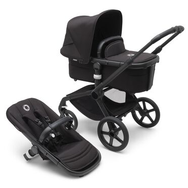 Bugaboo Fox 5 Liegewanne und Sitzkinderwagen mit schwarzem Fahrgestell, mitternachtsschwarzen Stoffen und mitternachtsschwarzem Sonnendach.