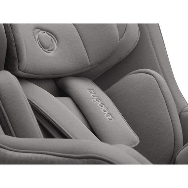 Close up of the padded shoulder harness of the Bugaboo Owl by Nuna. - Main Image Slide 14 van 17