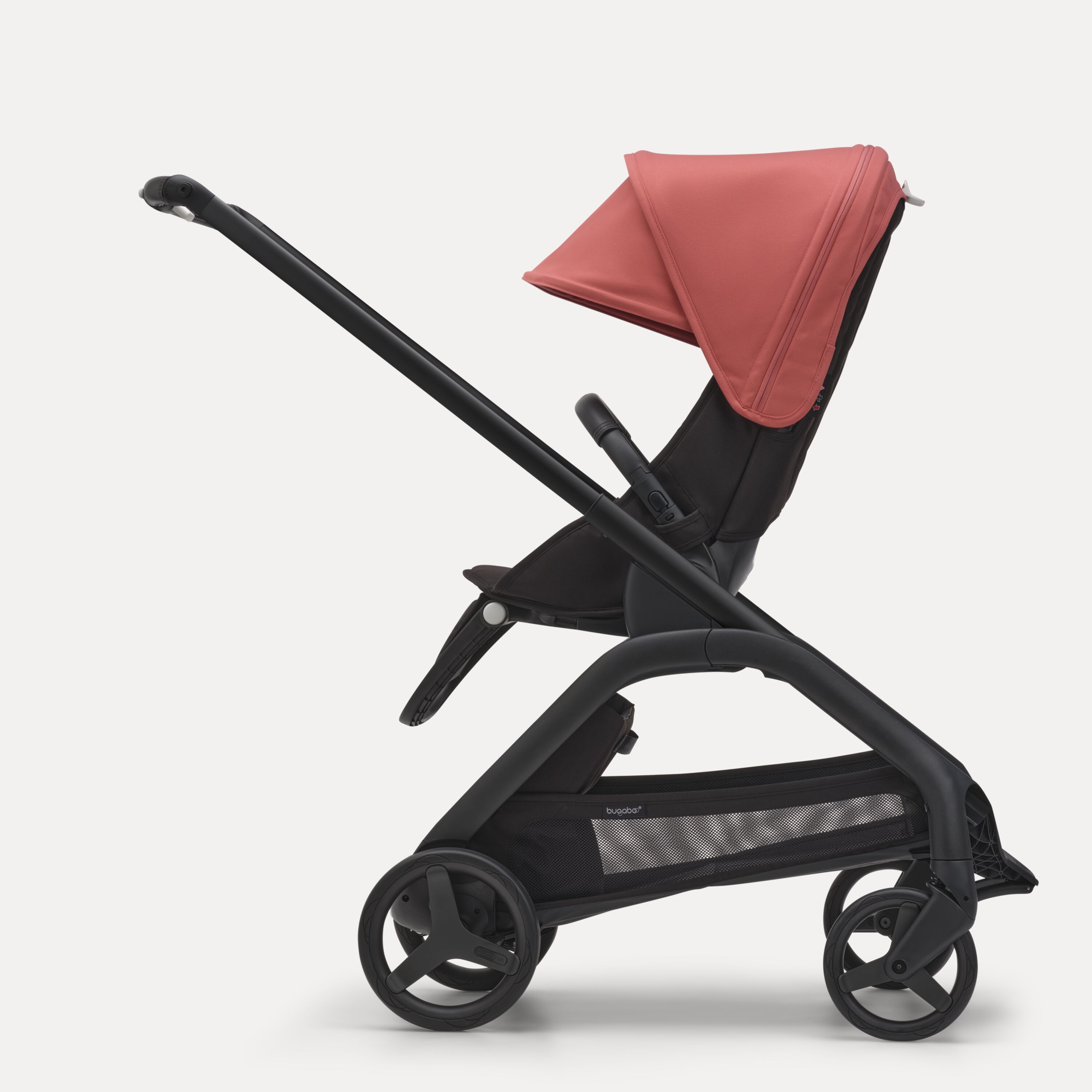 Vista laterale del passeggino con seduta Bugaboo Dragonfly con telaio black, tessuti midnight black e cappottina sunrise red. - Main Modal Image Slide 2 of 16