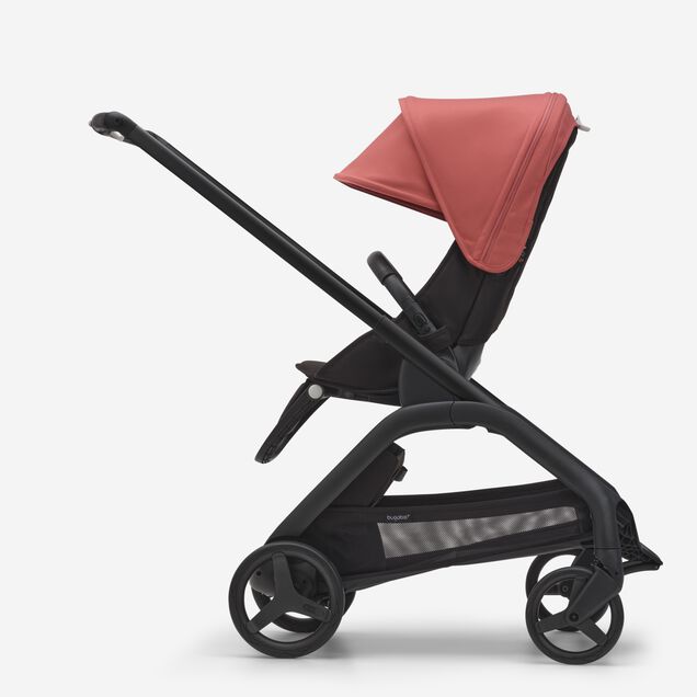 Vista laterale del passeggino con seduta Bugaboo Dragonfly con telaio black, tessuti midnight black e cappottina sunrise red. - Main Image Slide 2 of 16