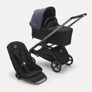 Bugaboo Dragonfly Liegewannen- und Sitz-Kinderwagen mit graphitgrauem Fahrgestell, mitternachtsschwarzem Stoff und sturmblauem Sonnendach.