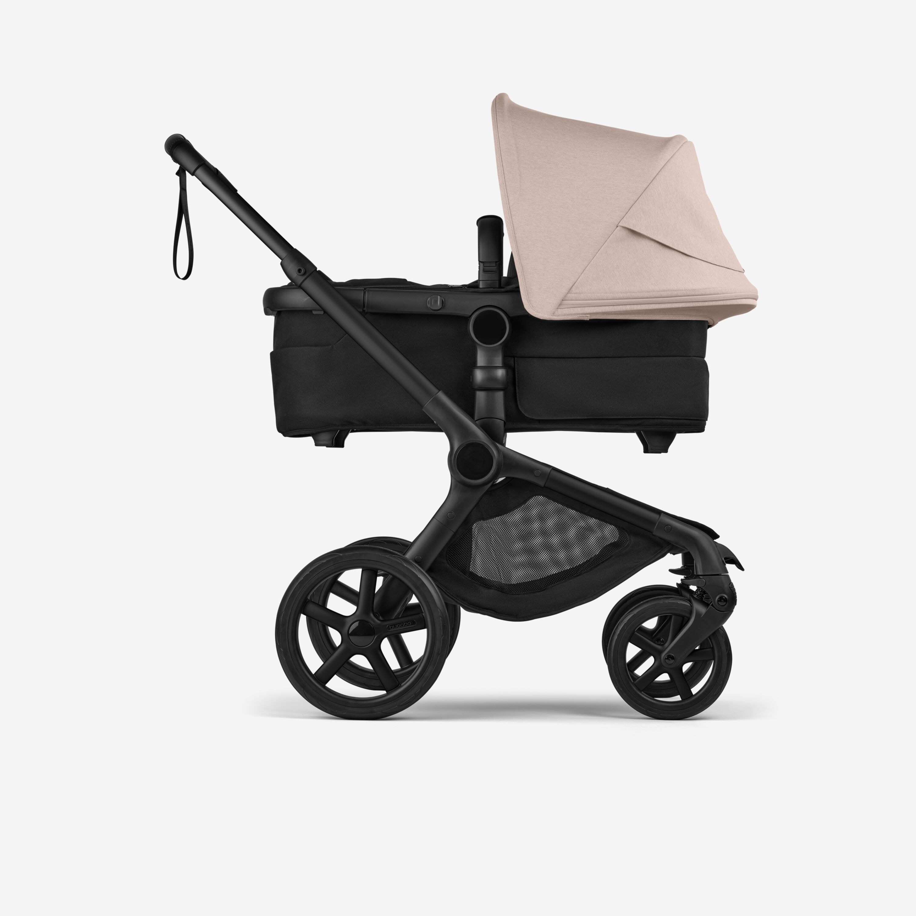 バガブー フォックス 5 リニュー キャリーコット 新生児用ベビーカー、ブラックのシャーシ（車体）、ヘリテージ ブラックのファブリック、デザートトープメランジのサンキャノピー付き。 - Main Modal Image Slide 2 of 12