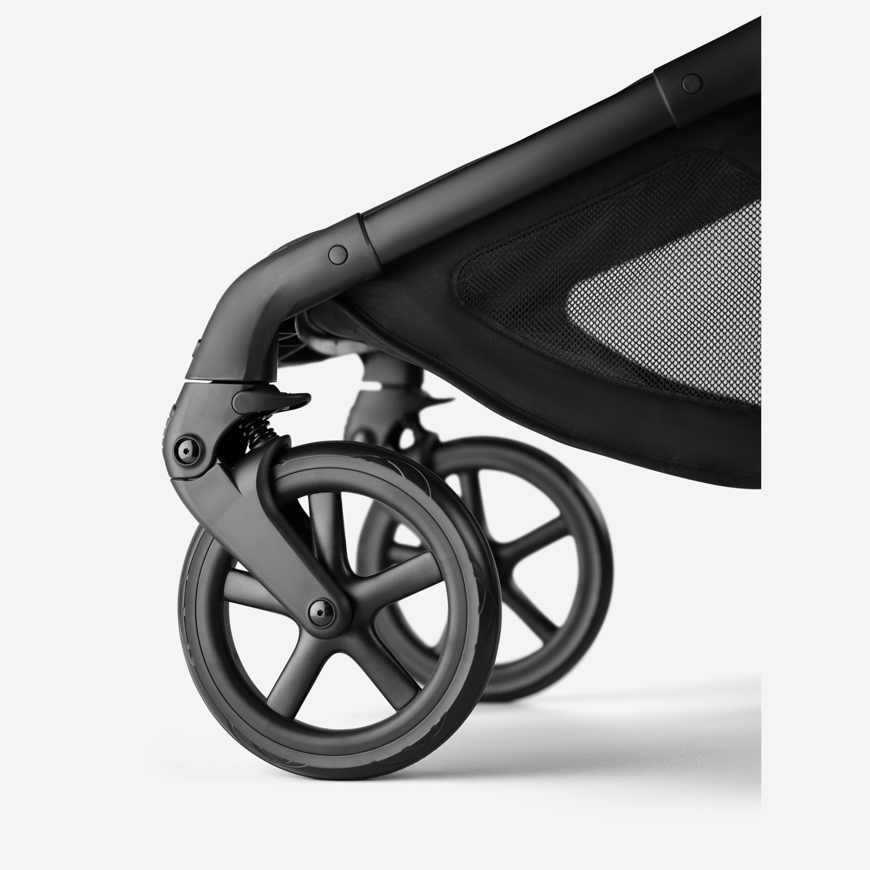 Gros plan sur les grandes roues arrière tout-terrain de la poussette Bugaboo Fox 5 Renew. - Main Modal Image Slide 10 of 12