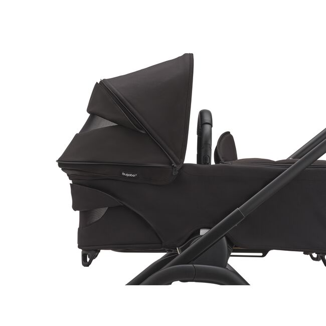 Side view of the Bugaboo Dragonfly carrycot with built-in breezy panel.