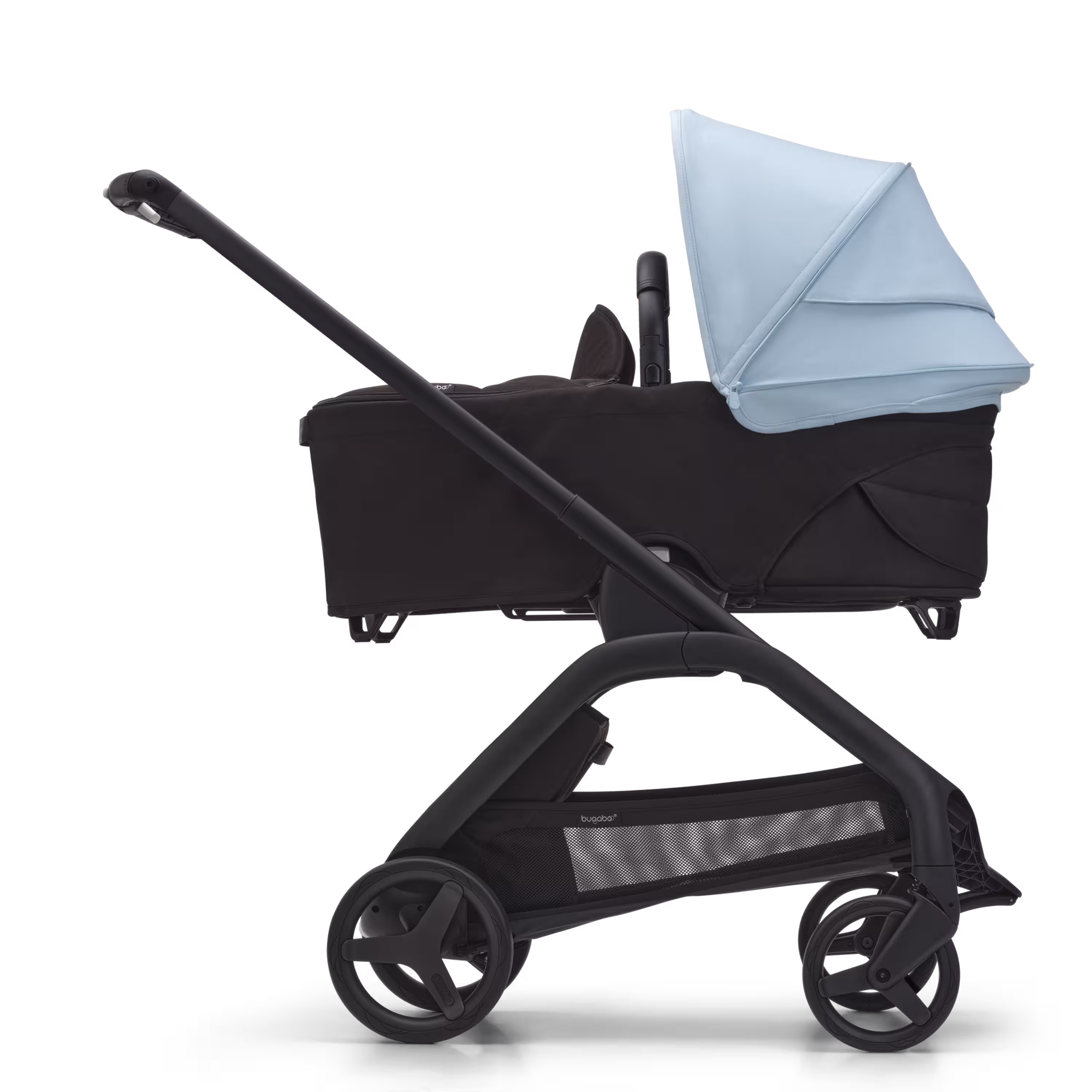 Zijaanzicht van de Bugaboo Dragonfly kinderwagen met wieg met black onderstel, midnight black bekleding en skyline blue zonnekap. - Main Modal Image Slide 3 van 16