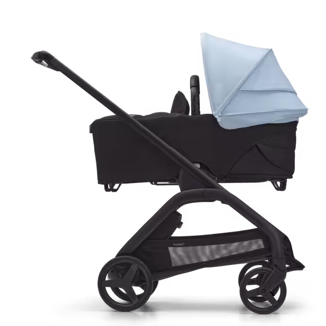 Zijaanzicht van de Bugaboo Dragonfly kinderwagen met wieg met black onderstel, midnight black bekleding en skyline blue zonnekap. - Main Image Slide 3 van 16