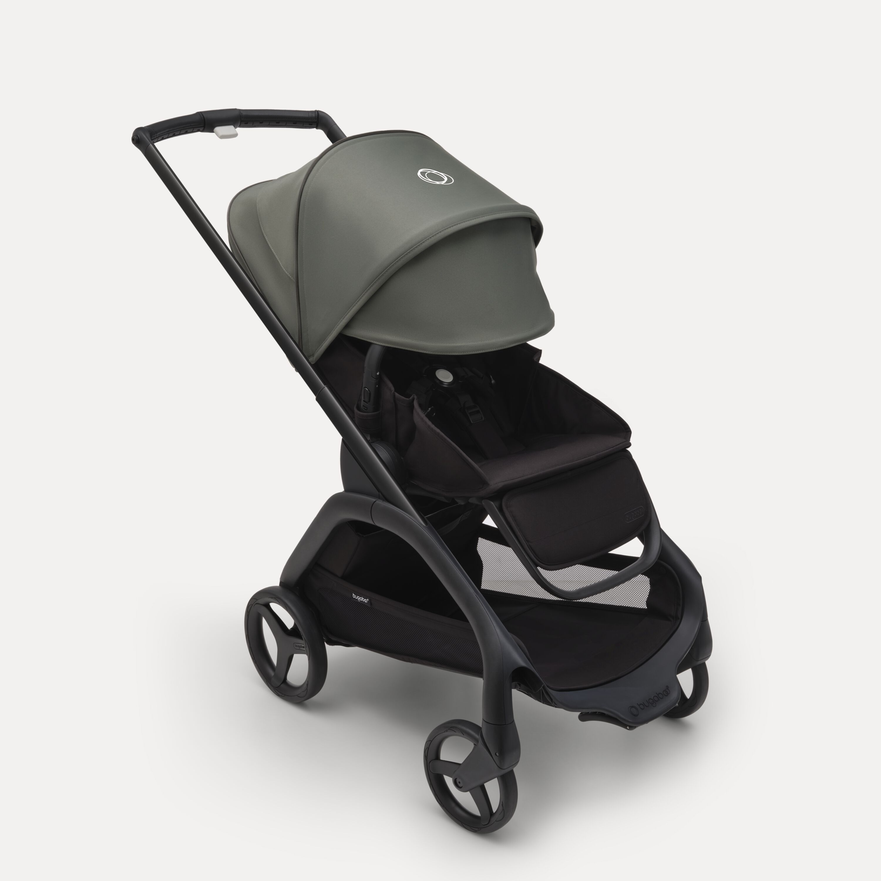 Bugaboo Dragonfly kinderwagen met stoel met black onderstel, midnight black bekleding en forest green zonnekap. De zonnekap is volledig uitgeschoven. - Main Modal Image Slide 3 van 16