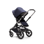 Bugaboo Fox 3 barnvagn med sittdel med grafitgrå ram, mörkblå klädsel och sufflett.