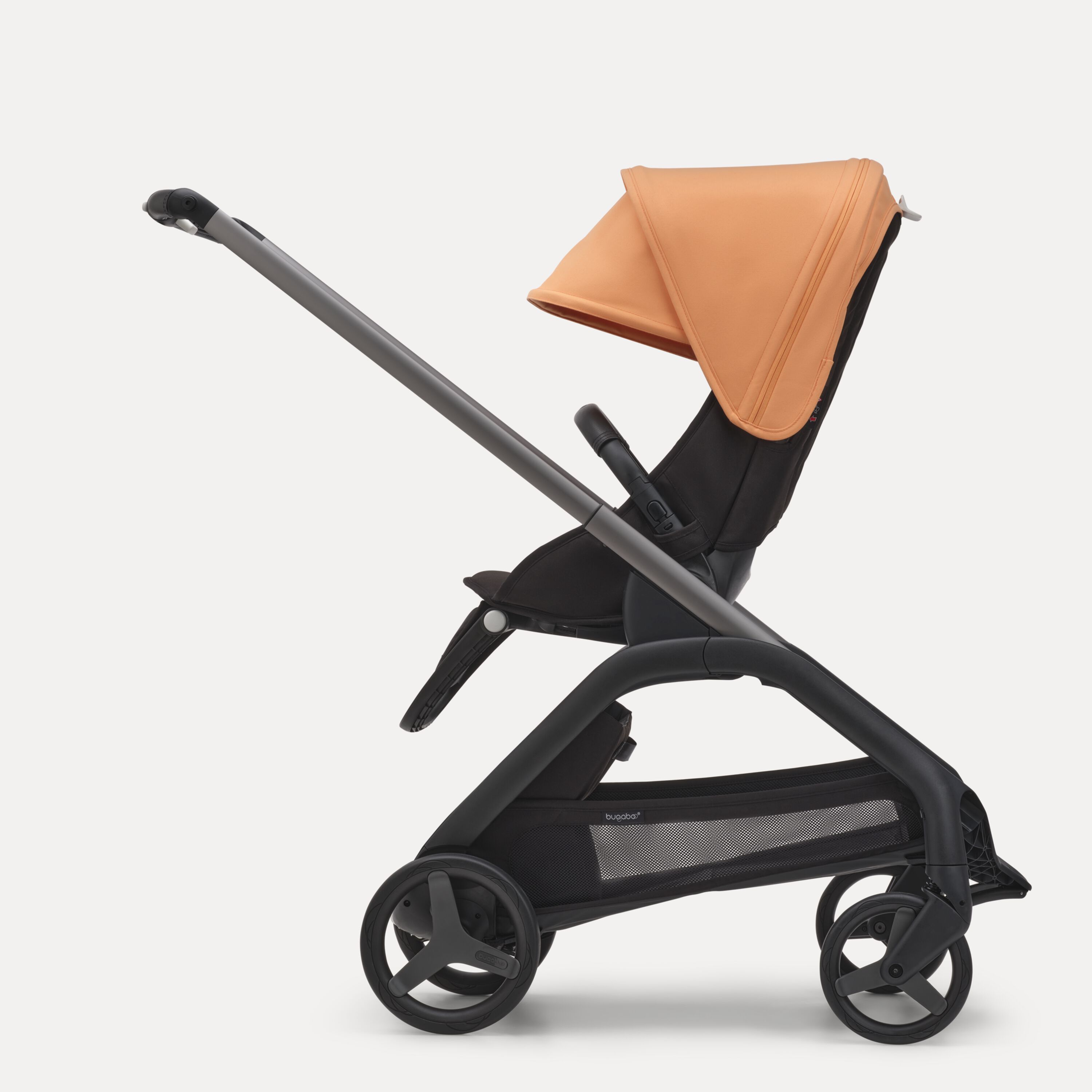 Zijaanzicht van de Bugaboo Dragonfly kinderwagen met stoel met graphite onderstel, midnight black bekleding en island coral zonnekap. - Main Modal Image Slide 2 van 16