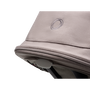Närbild på den ljusgrå Fox 3-suffletten, som visar Bugaboo logotypmärke.