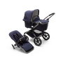 Bugaboo Fox 3 barnvagn med ligg- och sittdel med grafitgrå ram, mörkblå klädsel och sufflett.