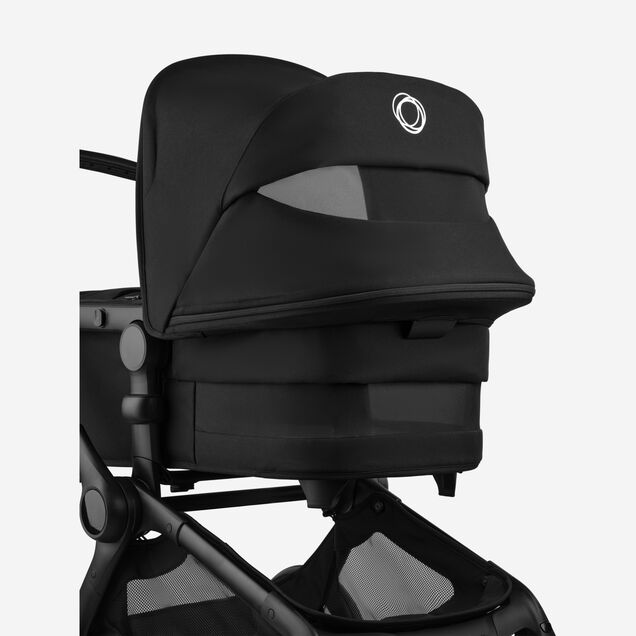 Zoom sur la grande capote et la nacelle de la Bugaboo Fox 5 Renew, avec sa fenêtre de visibilité et son panneau d'aération. - Main Image Slide 6 of 12
