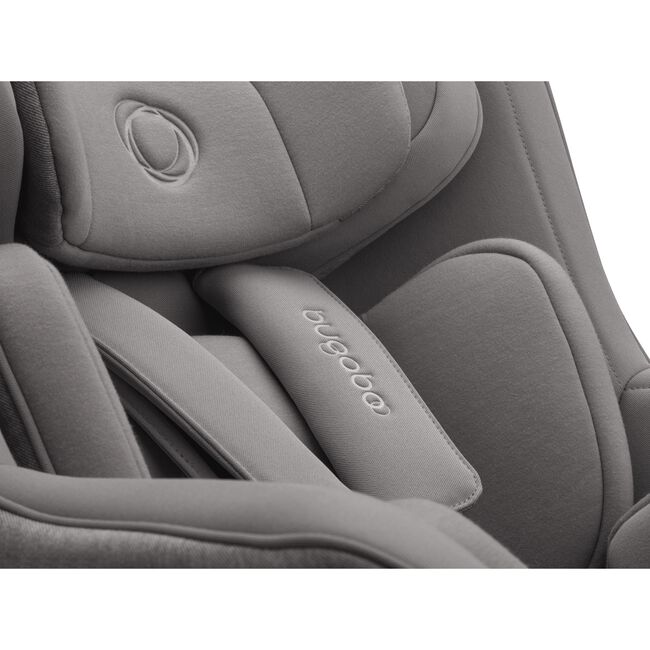 Close up of the padded shoulder harness of the Bugaboo Owl by Nuna. - Main Image Slide 13 van 15