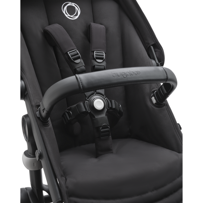 Close up of the Bugaboo Fox 5 seat with 5-point quick-click safety harness.