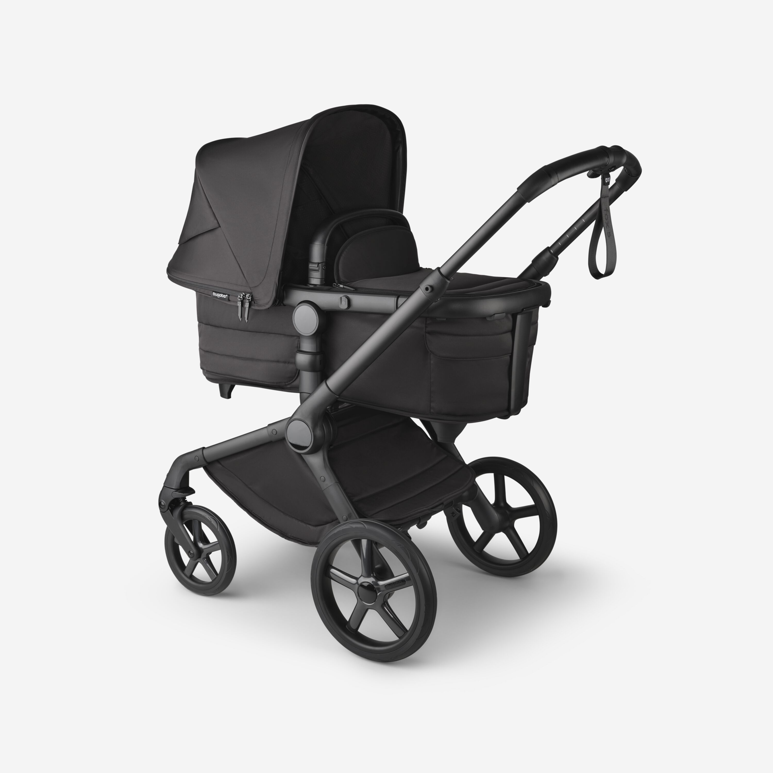 Ein Kinderwagen Bugaboo Fox 5 Noir Limited Edition in der Farbe Tiefschwarz mit befestigter Liegewanne. - Main Modal Image Slide 3 of 15