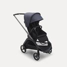 Bugaboo Dragonfly Sitz-Kinderwagen mit graphitgrauem Fahrgestell, mitternachtsschwarzem Stoff und sturmblauem Sonnendach.
