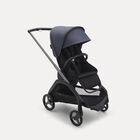 Carrito con silla Bugaboo Dragonfly con chasis grafito, fundas negro medianoche y capota azul tormenta.