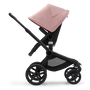 Zijaanzicht van de Bugaboo Fox 5 kinderwagen met stoel met black onderstel, midnight black bekleding en morning pink zonnekap.
