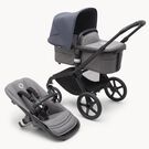 Poussette siège et nacelle Bugaboo Fox 5 avec châssis noir, habillages gris chiné et capote bleu tonnerre.