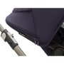 Gros plan sur une capote Fox 3 bleu marine foncé avec l'étiquette au logo Bugaboo.