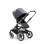 Bugaboo Fox 3 Sitz-Kinderwagen mit graphitfarbenem Rahmen, sturmblauem Stoff und sturmblauem Sonnendach.