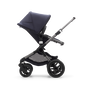 Bugaboo Fox 3 barnvagn med sittdel med grafitgrå ram, mörkblå klädsel och sufflett sedd från sidan.