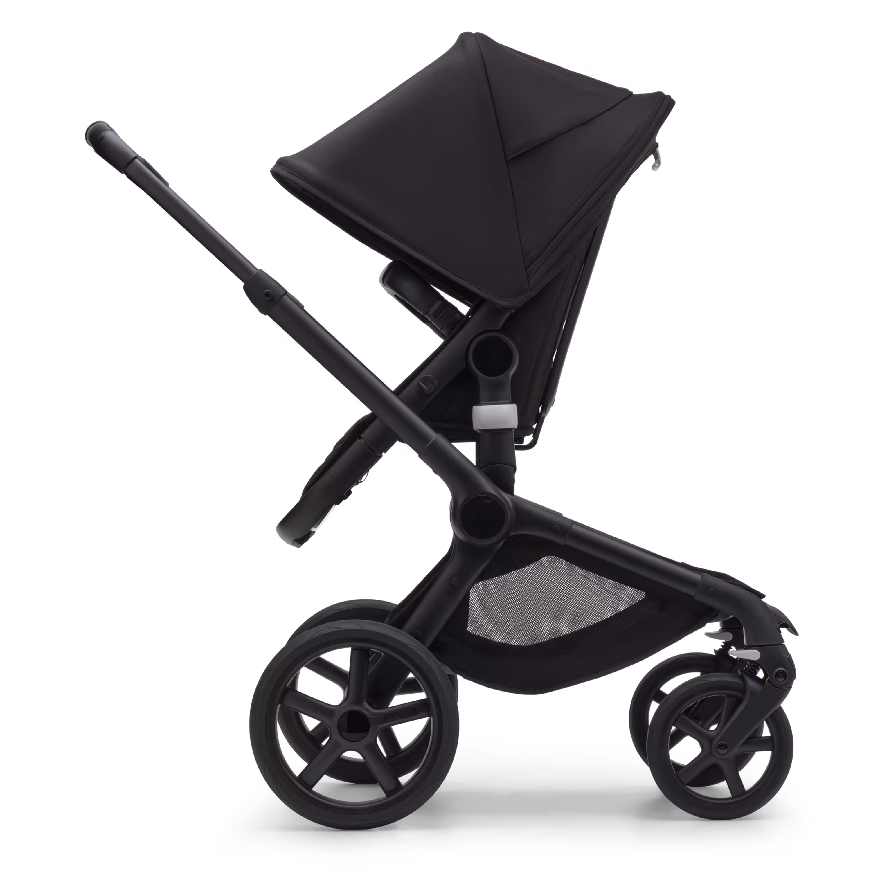 Seitenansicht des Bugaboo Fox 5-Sitz-Kinderwagens mit schwarzem Fahrgestell, mitternachtsschwarzen Stoffen und mitternachtsschwarzem Sonnendach. - Main Modal Image Slide 3 of 13