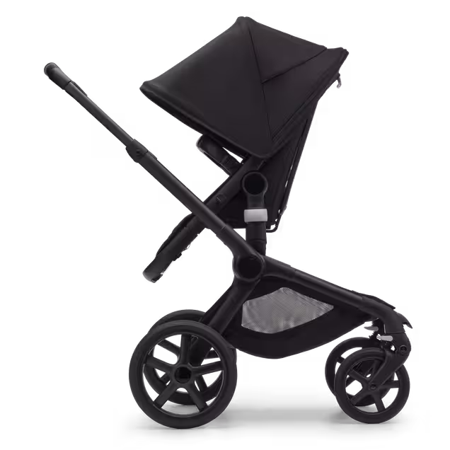 Seitenansicht des Bugaboo Fox 5-Sitz-Kinderwagens mit schwarzem Fahrgestell, mitternachtsschwarzen Stoffen und mitternachtsschwarzem Sonnendach. - Main Image Slide 3 of 13
