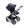 Bugaboo Fox 3 barnvagn med sittdel med grafitgrå ram, mörkblå klädsel och sufflett.