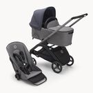 Poussette siège et nacelle Bugaboo Dragonfly avec châssis graphite, habillages gris chiné et capote bleu tonnerre.