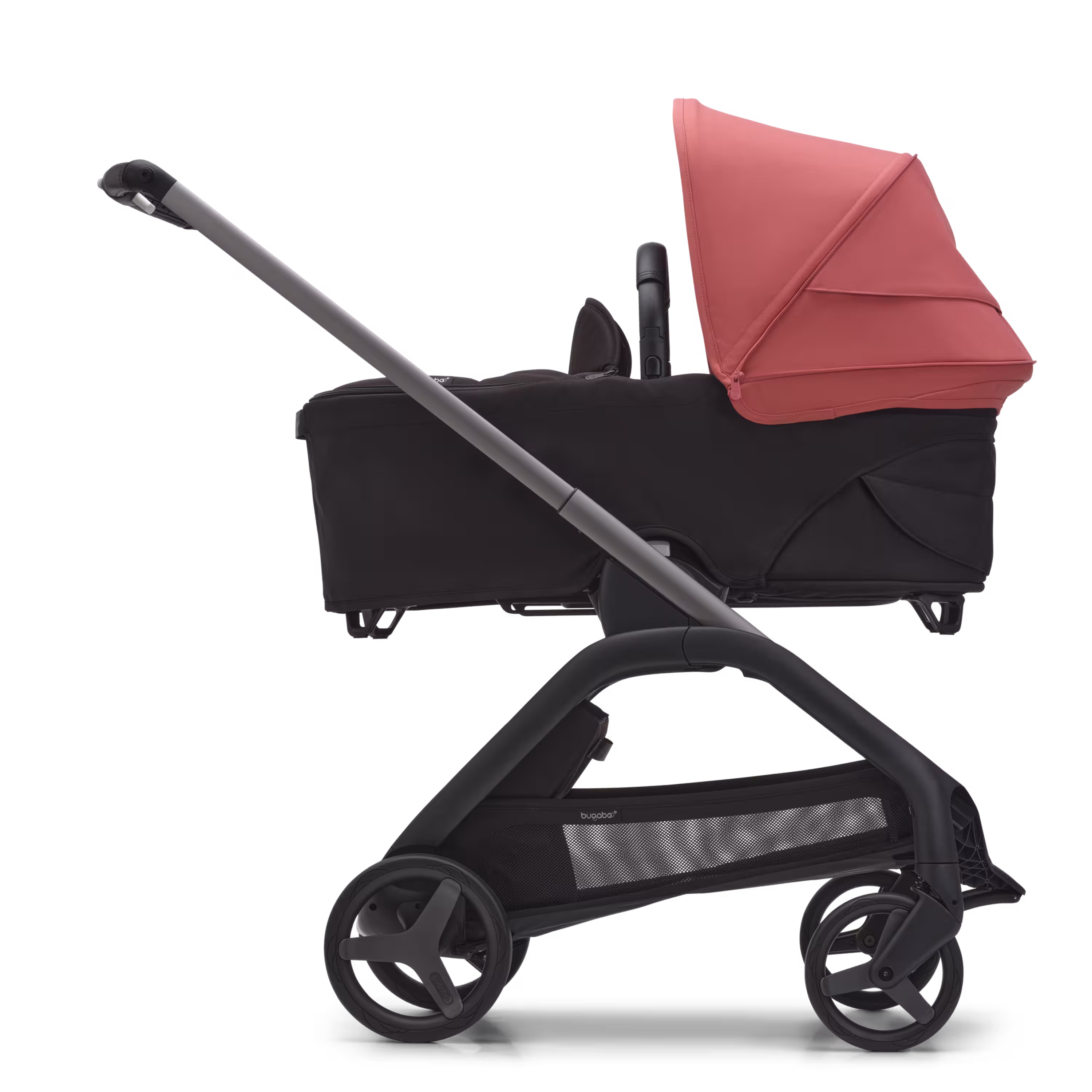 Zijaanzicht van de Bugaboo Dragonfly kinderwagen met wieg met graphite onderstel, midnight black bekleding en sunrise red zonnekap. - Main Modal Image Slide 3 van 16