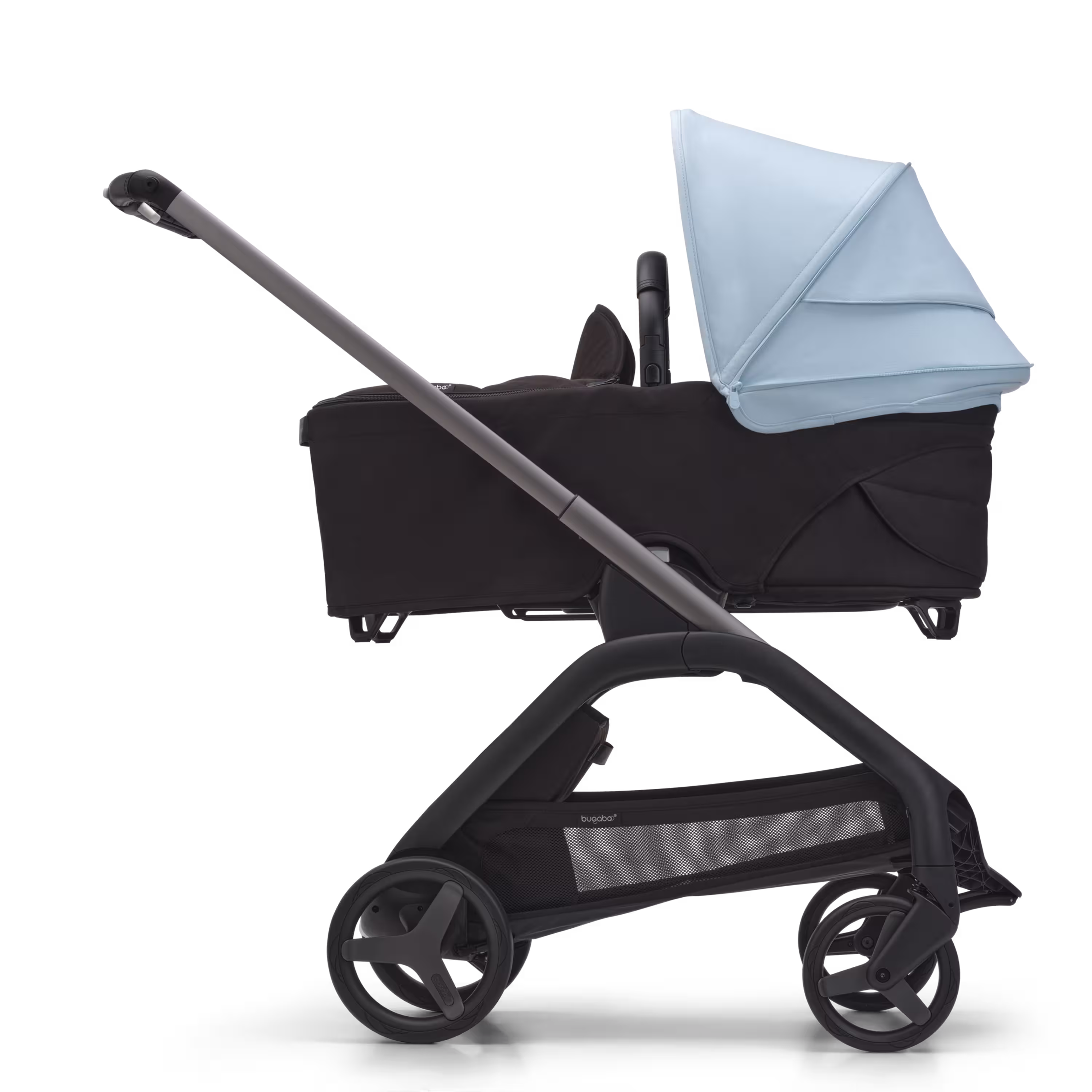 Zijaanzicht van de Bugaboo Dragonfly kinderwagen met wieg met graphite onderstel, midnight black bekleding en skyline blue zonnekap. - Main Modal Image Slide 3 van 16